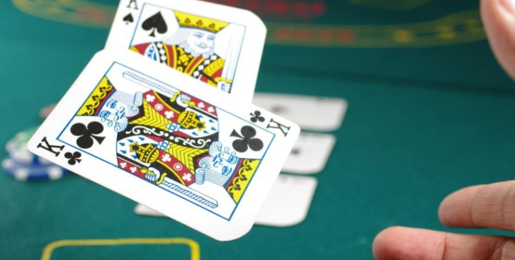 德州扑克翻牌后必学的5大技巧：从下注到读牌的HHpoker俱乐部实战指南